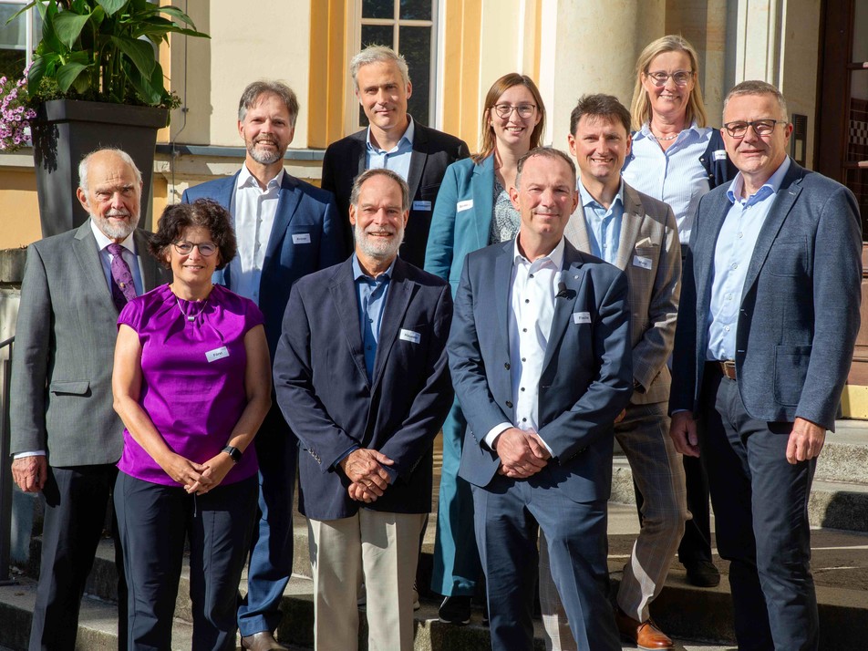 Die Referenten und Akteure freuen sich über einen gelungenen Veranstaltungstag; vorne: Prof. Dr. Dr. Friedrich Meuser, Prof. Dr. Petra Först, ehem. FEI-Geschäftsführer Dr. Volker Häusser, Prof. Dr. Markus Fischer (v. l.); hinten: FEI-Vorsitzender Dr. Götz Kröner, Prof. Dr. Ralf Schweiggert, Dr. Charlotte Stemler, FEI-Geschäftsführer Dr. Georg Munz, Prof. Dr. Karin Schwarz und Dr. Christian Hertel (v. l.)