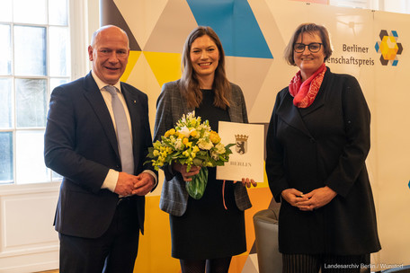 Regierender Bürgermeister Kai Wegner, Preisträgerin Prof. Dr. Anja Maria Wagemans und Wissenschaftsenatorin Ina Czyborra (v. l.) in Berlin.