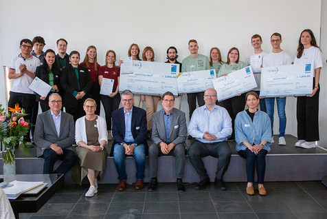 Der spannende Wettbewerbstag endet mit einer feierlichen Siegerehrung. Im Bild: Die TROPHELIA Finale-Teams (hinten) und die Jury-Mitglieder Dr. Georg Böcker, Christin Haupt, Oliver Numrich, Dr. Volker Herdegen, Martin Ammann (Sprecher der Jury) und Katharina Petereit (v. l.)