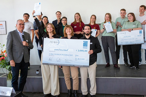 Dr. Georg Böcker (l.) überreicht dem Siegerteam der HS Bremerhaven den Scheck für den mit 2.000 Euro dotierten 1. Platz.