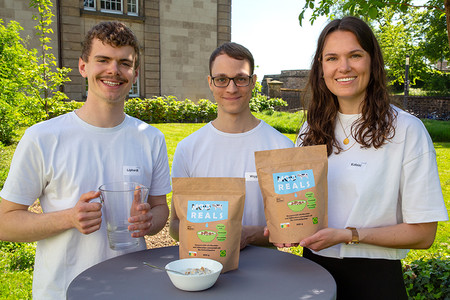 Freuen sich über den zweiten Platz: Daniel Liphardt, Jan Wigge und Lara Kolski (v. l.)