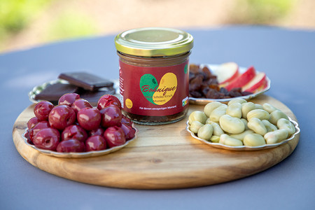 Inspiriert von der festlichen Schwarzwälder-Kirschtorte wurde mit „Bohnique“ ein Schichtdessert auf Basis der kraftvollen Ackerbohne entwickelt.