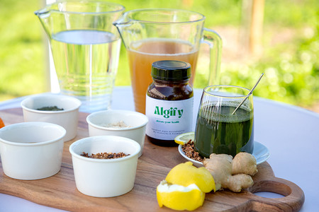 „Algify“ ist ein veganes Getränkepulver, das die Kraft der Mikroalgen mit zeitgemäßen Ernährungsanforderungen verbindet.