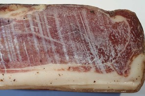 Der aus vielen kleinen Kristallen bestehende weißliche Belag bei Rohschinken kann zu Reklamationen führen.